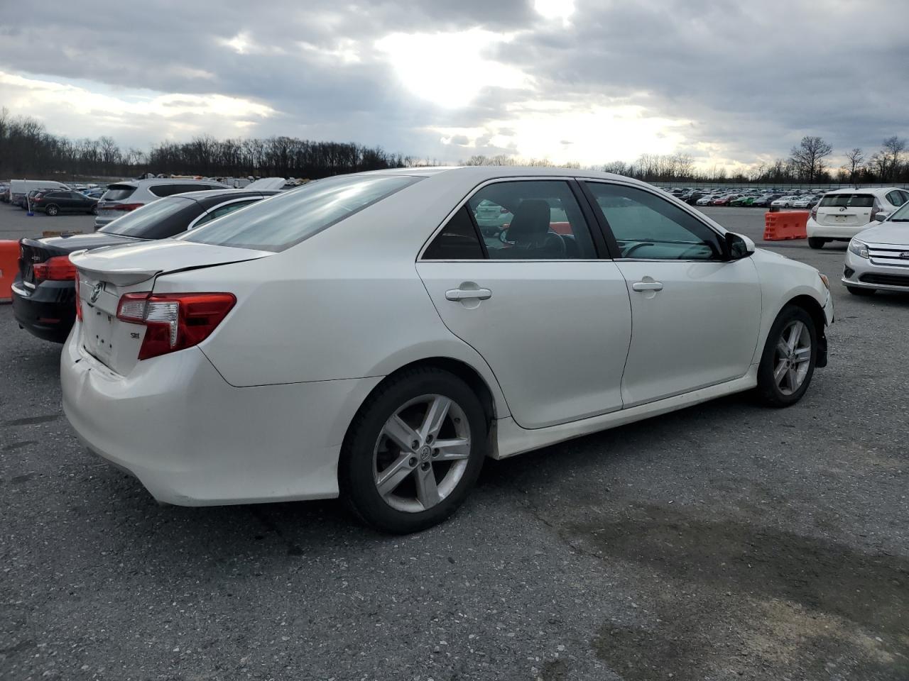 2014 Toyota Camry L - Image 3