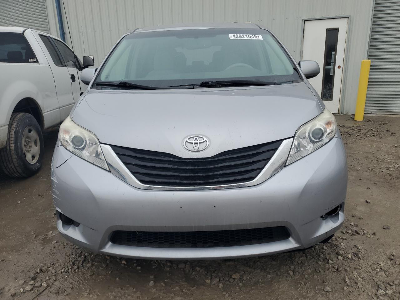 2011 Toyota Sienna Le - Фото 5