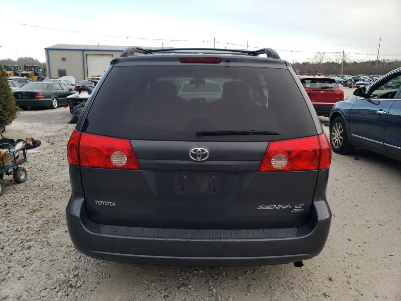 2010 Toyota Sienna Le - Image 6