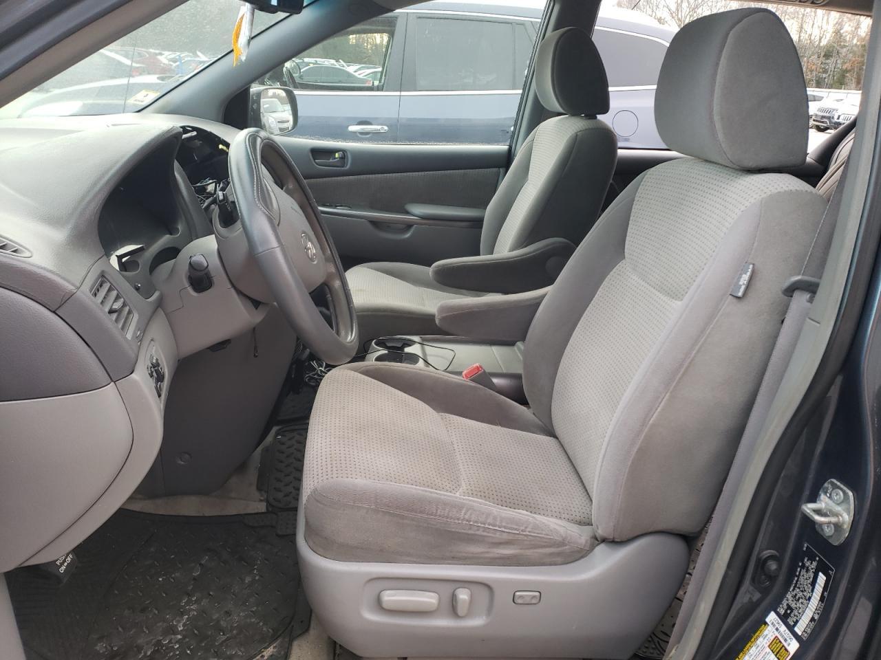 2010 Toyota Sienna Le - Image 7