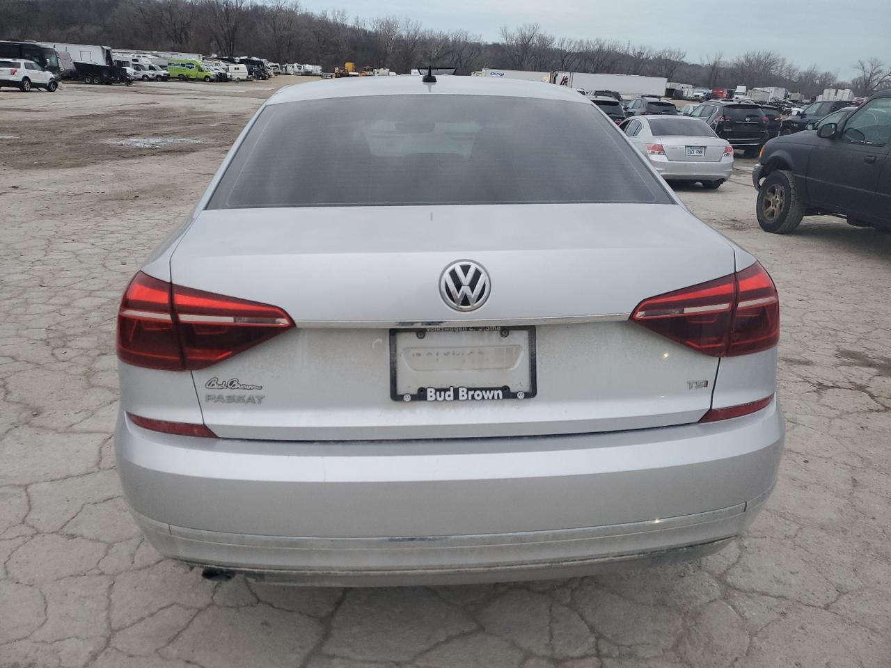 2017 Volkswagen Passat S - Фото 6