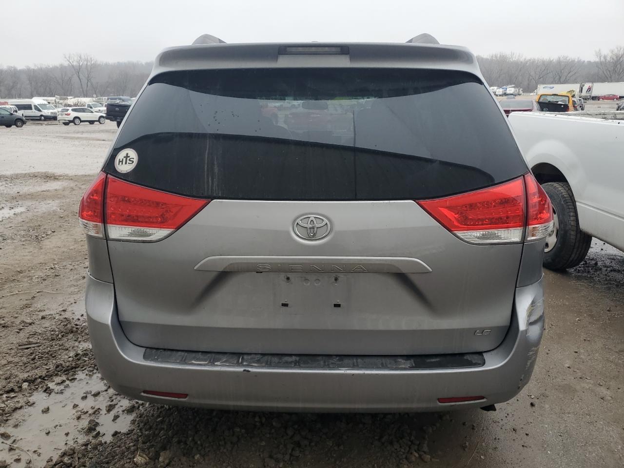 2011 Toyota Sienna Le - Фото 6