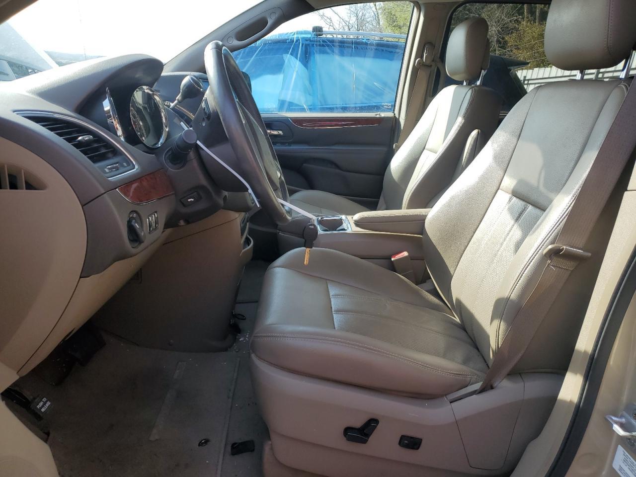 2011 Chrysler Town & Country Touring L - Фото 7