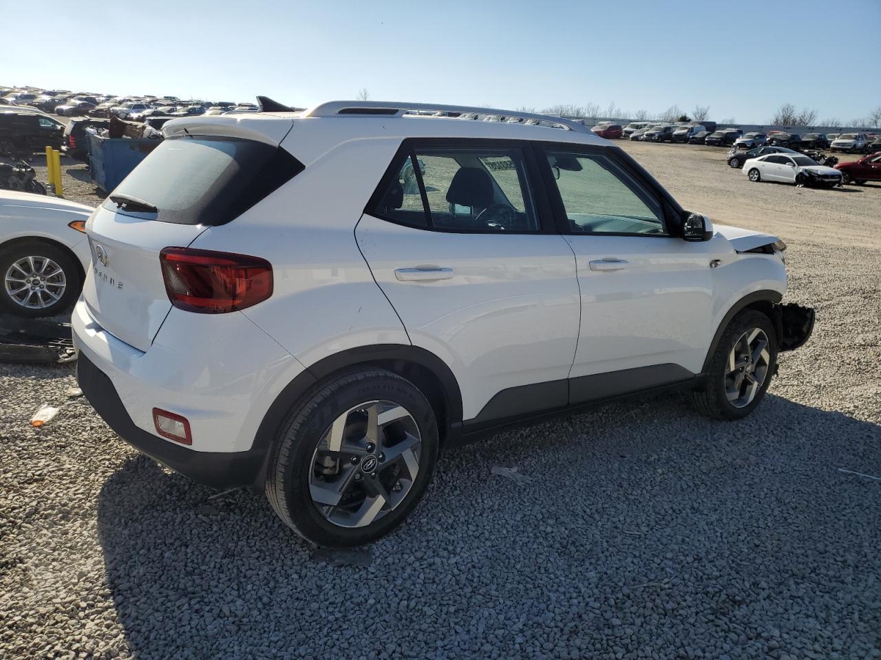 2022 Hyundai Venue Sel - Image 3