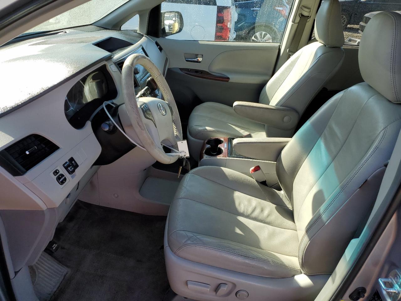 2012 Toyota Sienna Xle 8-Passenger - Фото 7