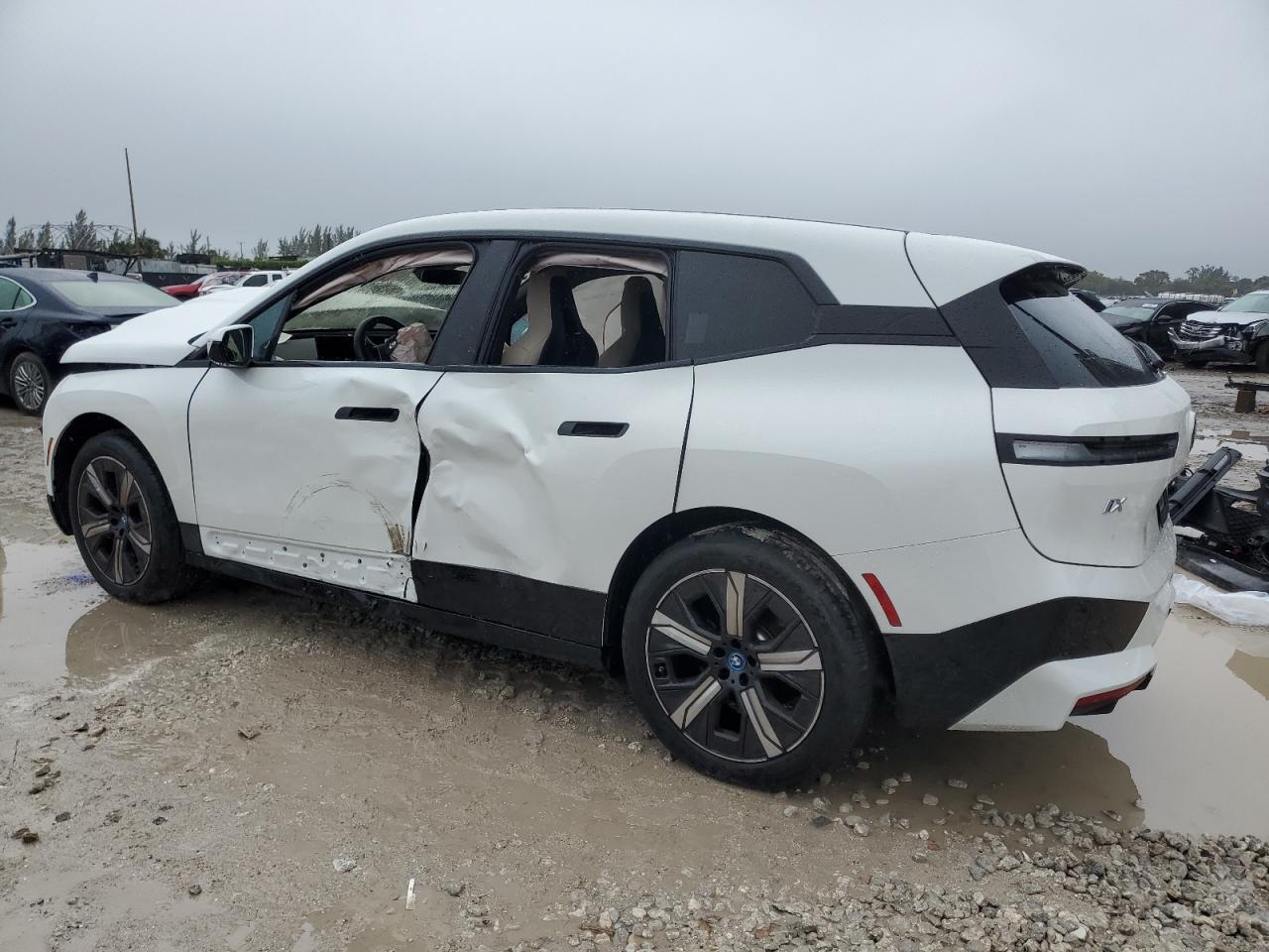2025 BMW Ix xDrive50 - Фото 2