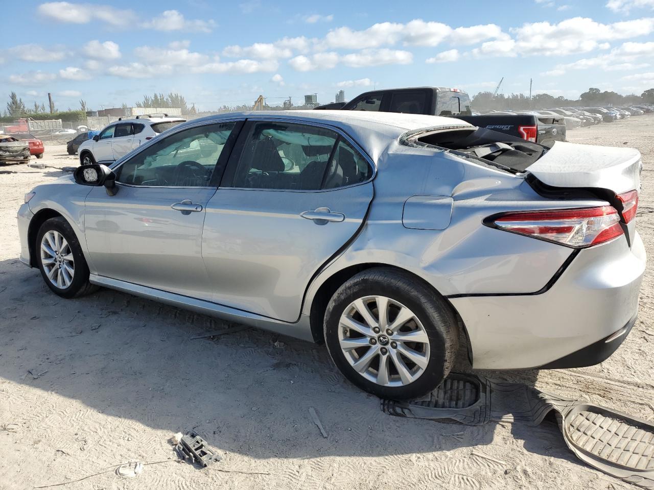 2018 Toyota Camry L - Фото 2