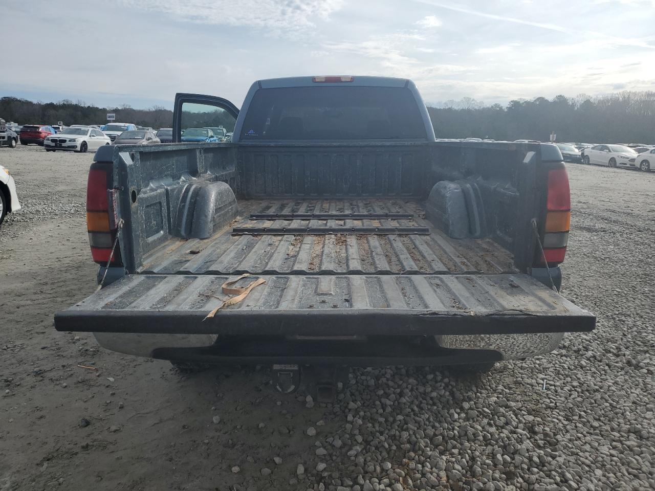 2007 GMC Sierra K2500 Heavy Duty - Image 6