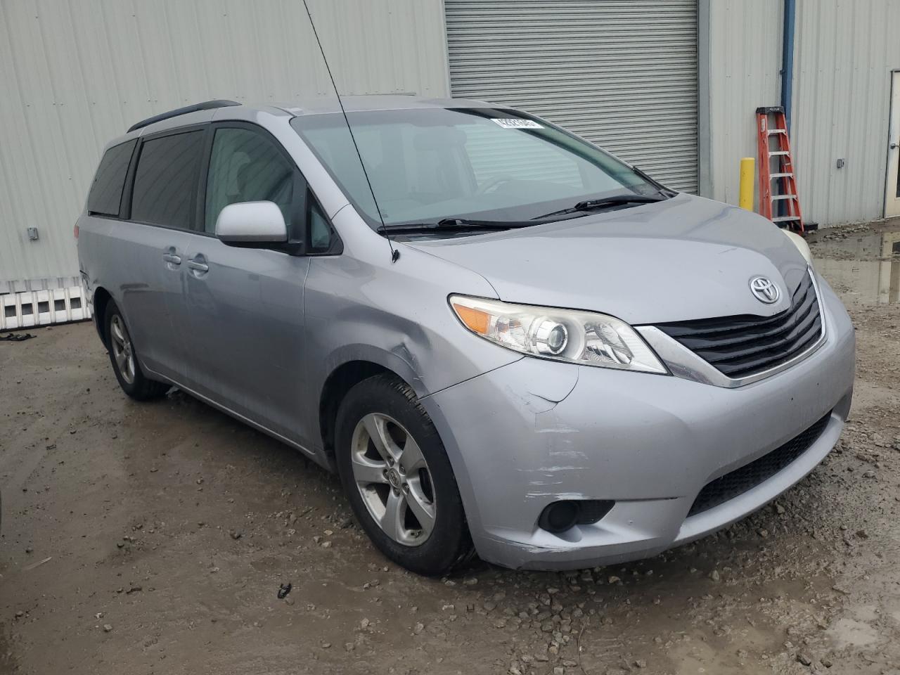 2011 Toyota Sienna Le - Фото 4