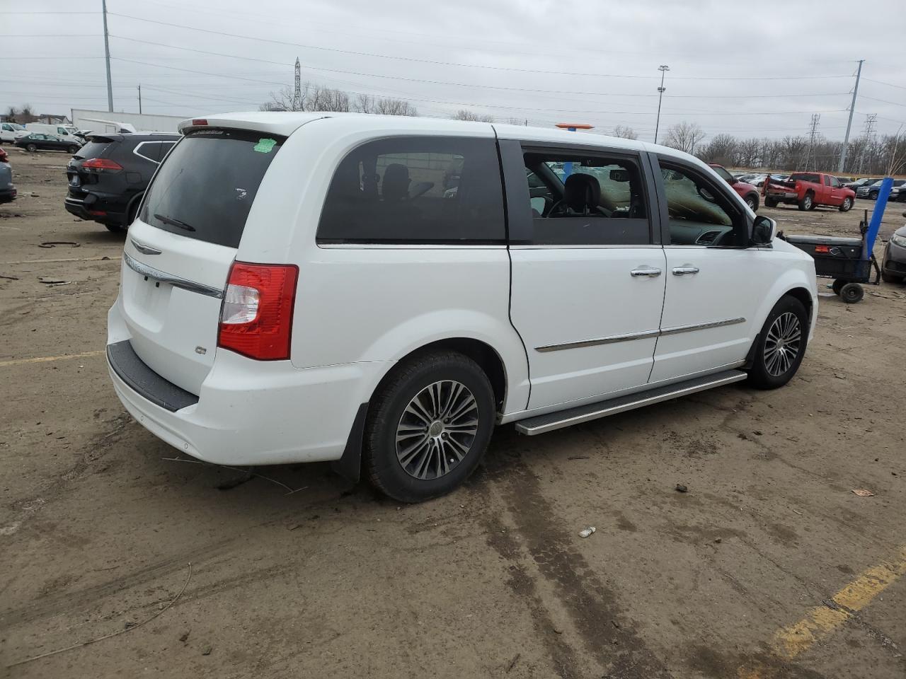 2014 Chrysler Town & Country S - Фото 3