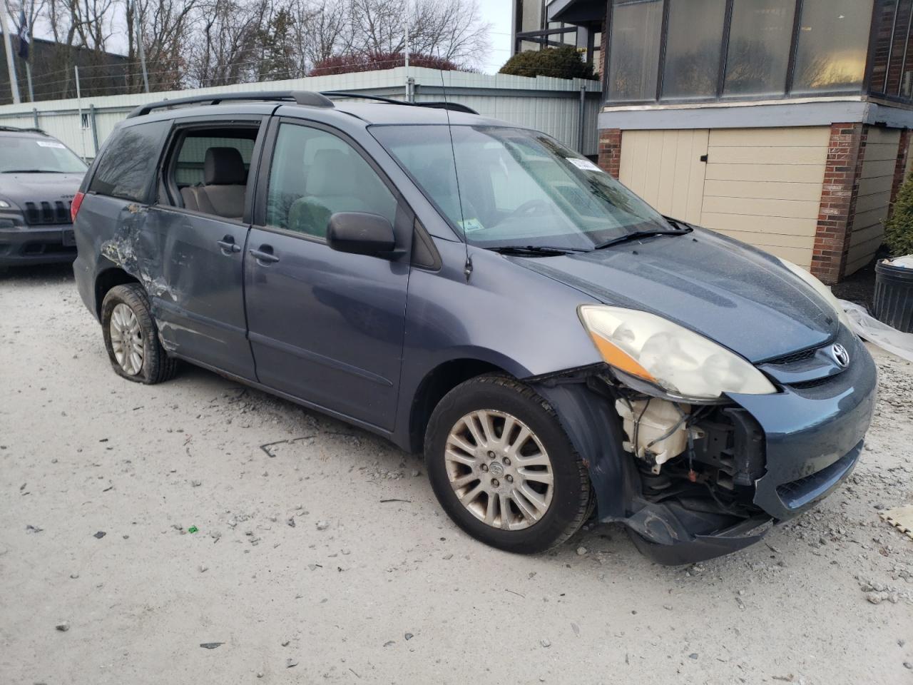 2010 Toyota Sienna Le - Image 4