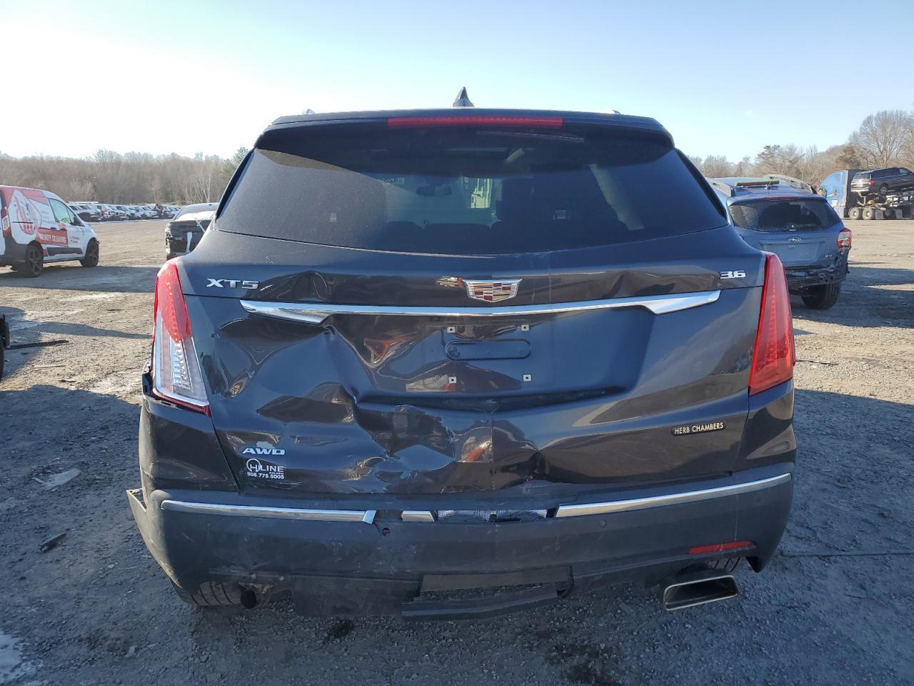 2017 Cadillac Xt5 Luxury - Image 6