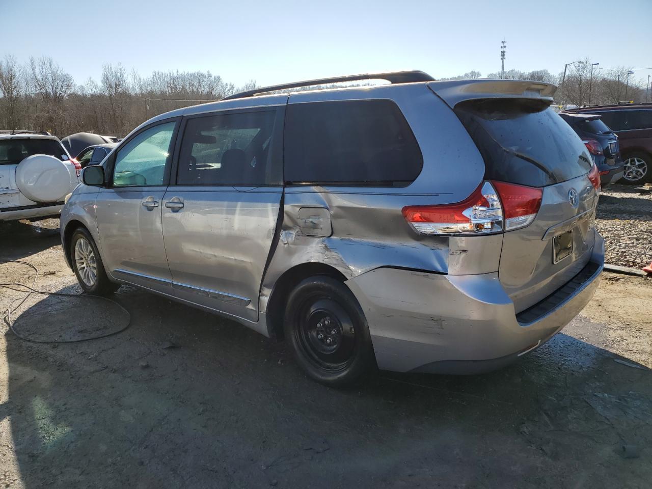 2012 Toyota Sienna Xle 8-Passenger - Фото 2