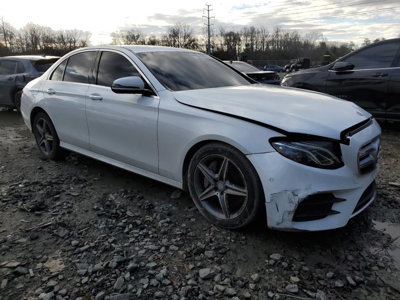 2017 Mercedes-Benz E 300 - Фото 4