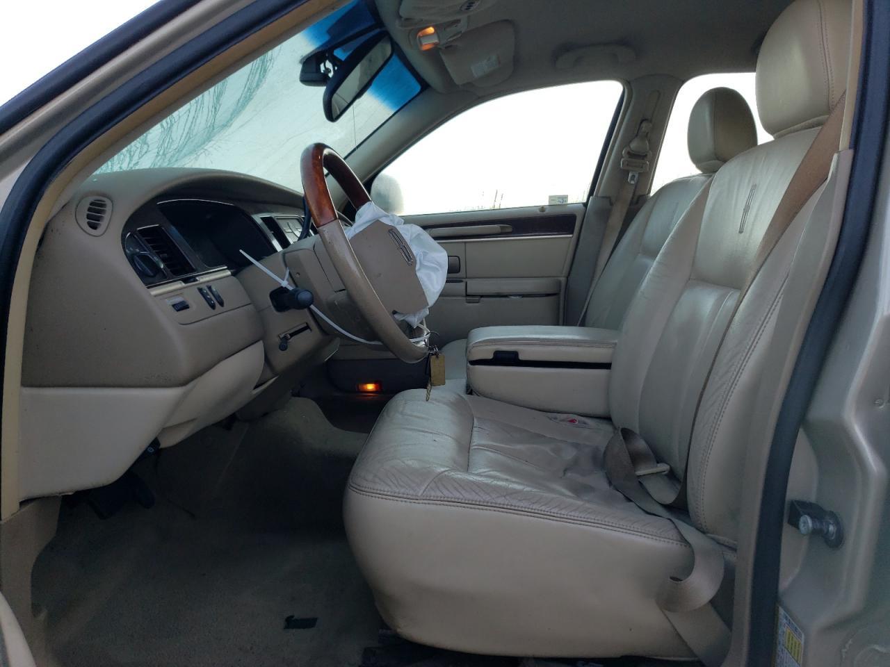 2010 Lincoln Town Car Signature Limited - Image 7