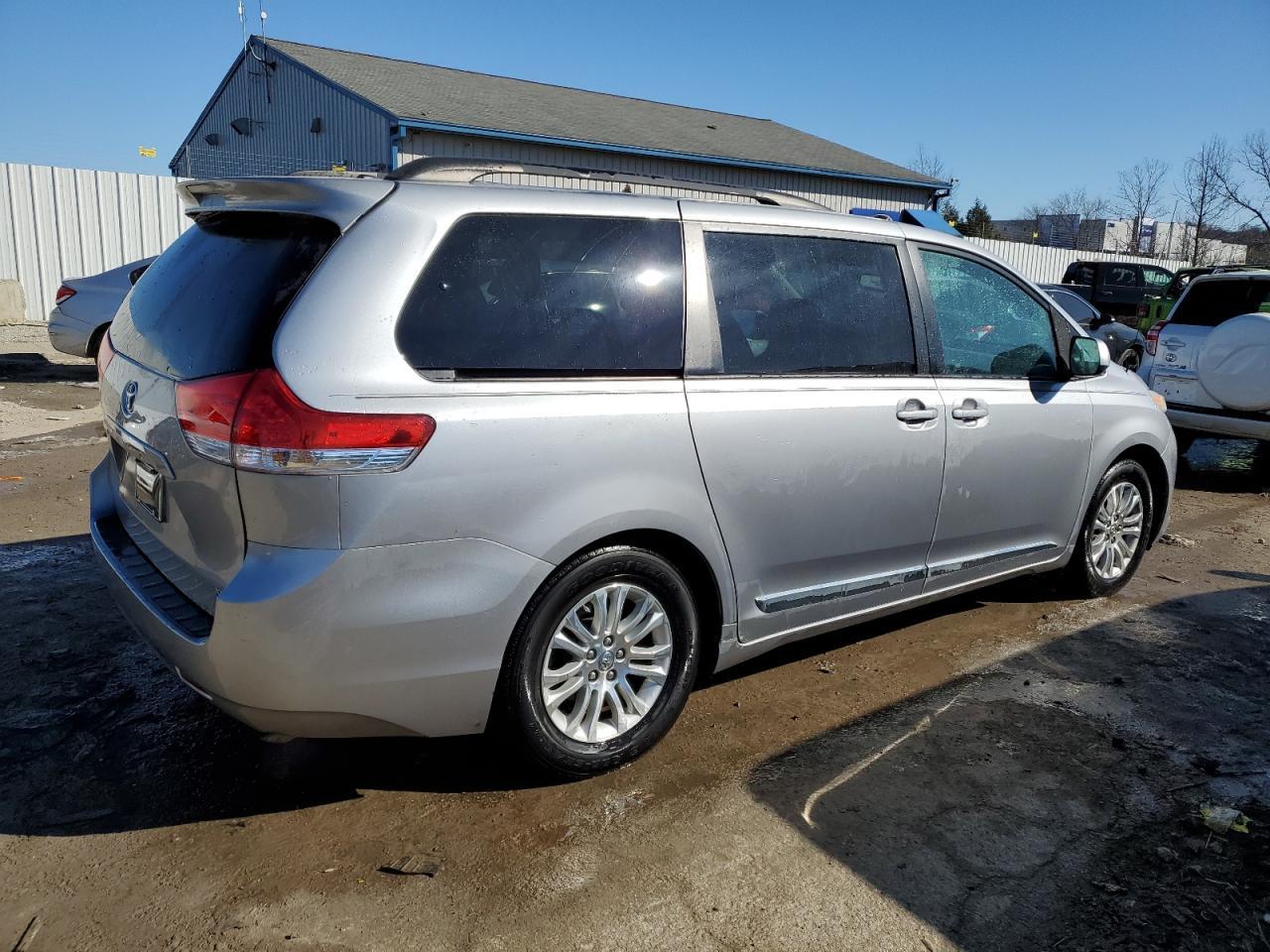 2012 Toyota Sienna Xle 8-Passenger - Фото 3