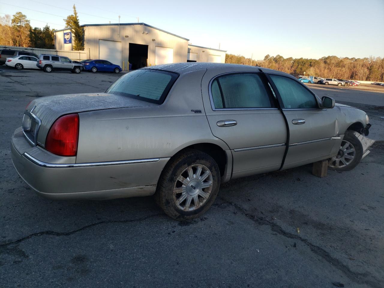2010 Lincoln Town Car Signature Limited - Image 3