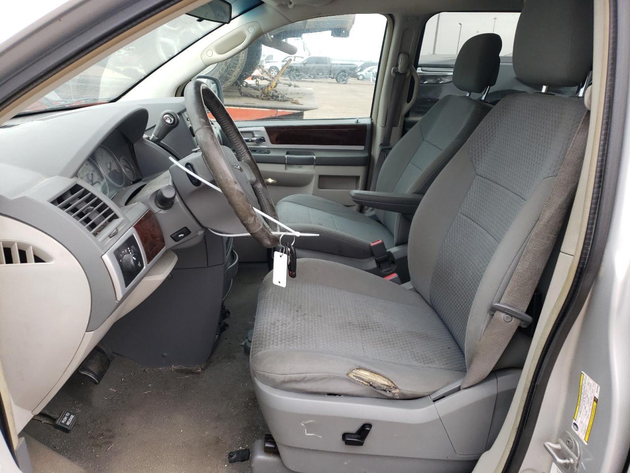 2010 Chrysler Town & Country Touring - Фото 7
