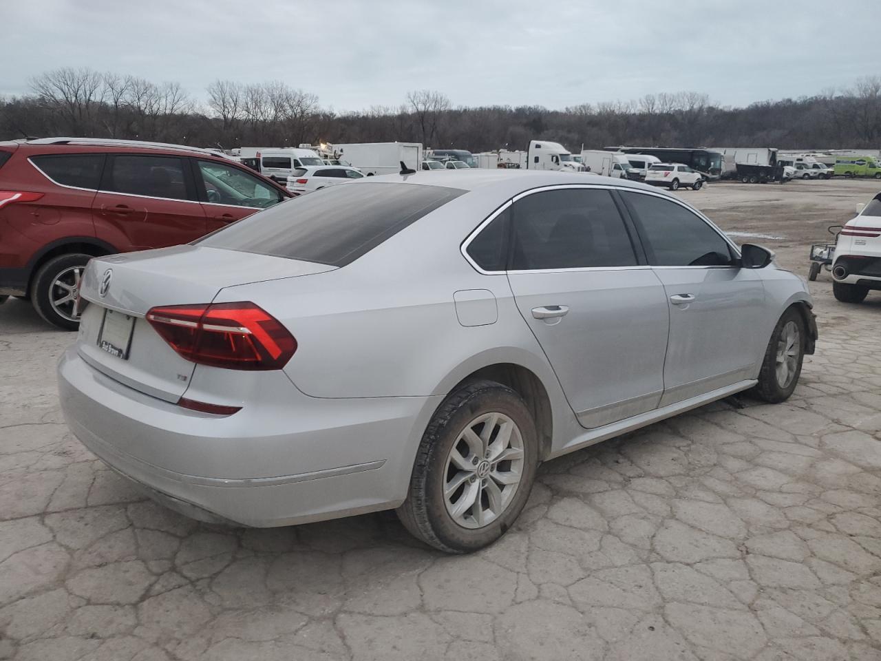 2017 Volkswagen Passat S - Фото 3