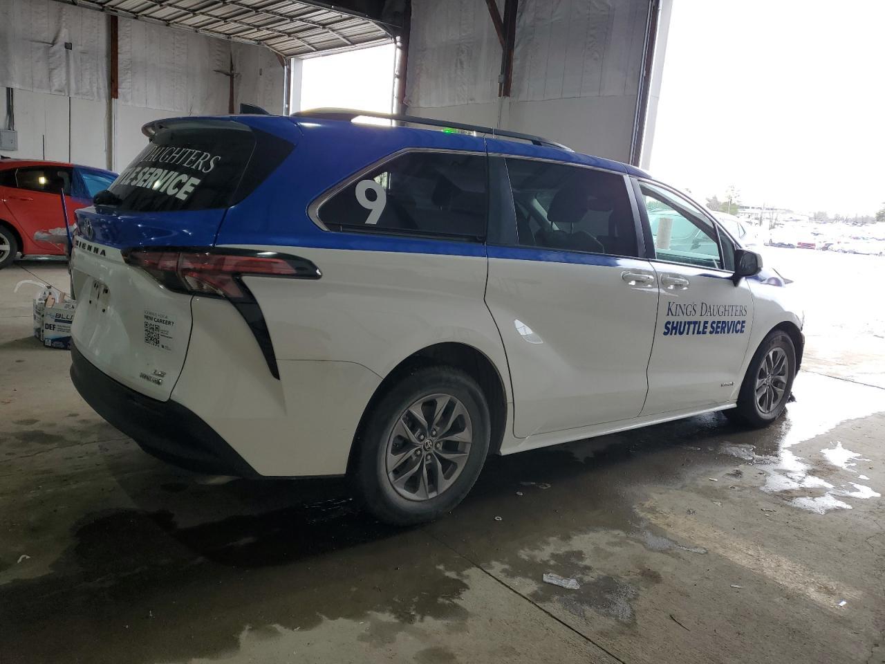 2021 Toyota Sienna Le - Image 3