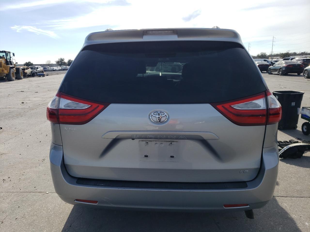 2015 Toyota Sienna Le - Фото 6