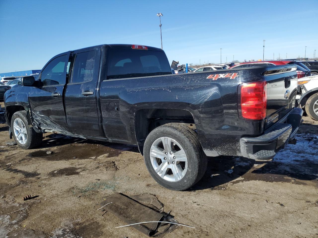 2018 Chevrolet Silverado K1500 Custom - Фото 2