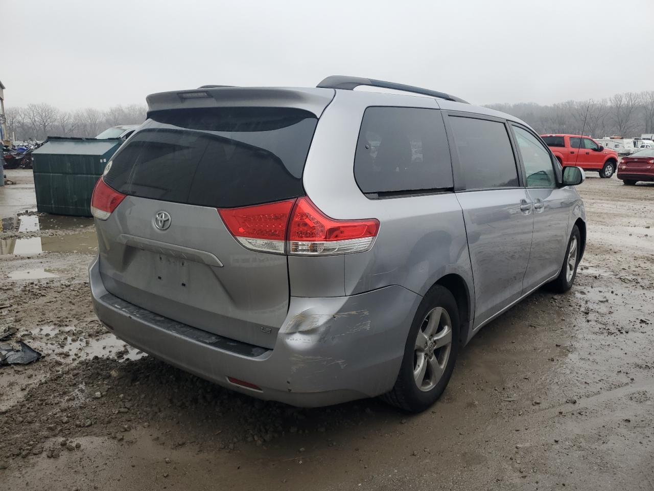 2011 Toyota Sienna Le - Фото 3