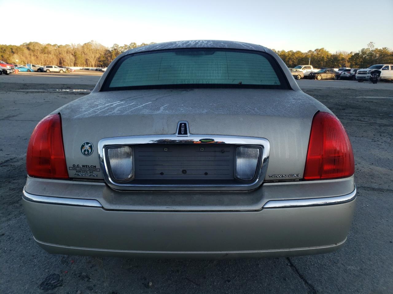 2010 Lincoln Town Car Signature Limited - Image 6