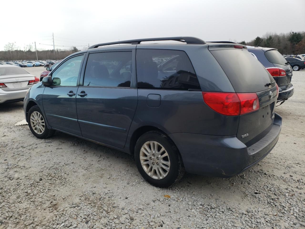 2010 Toyota Sienna Le - Image 2