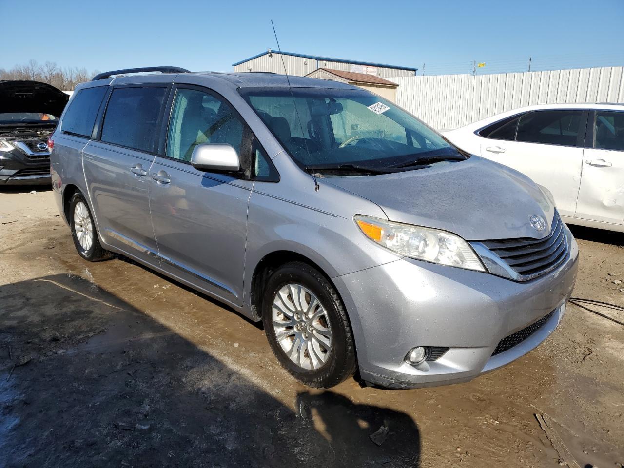2012 Toyota Sienna Xle 8-Passenger - Фото 4
