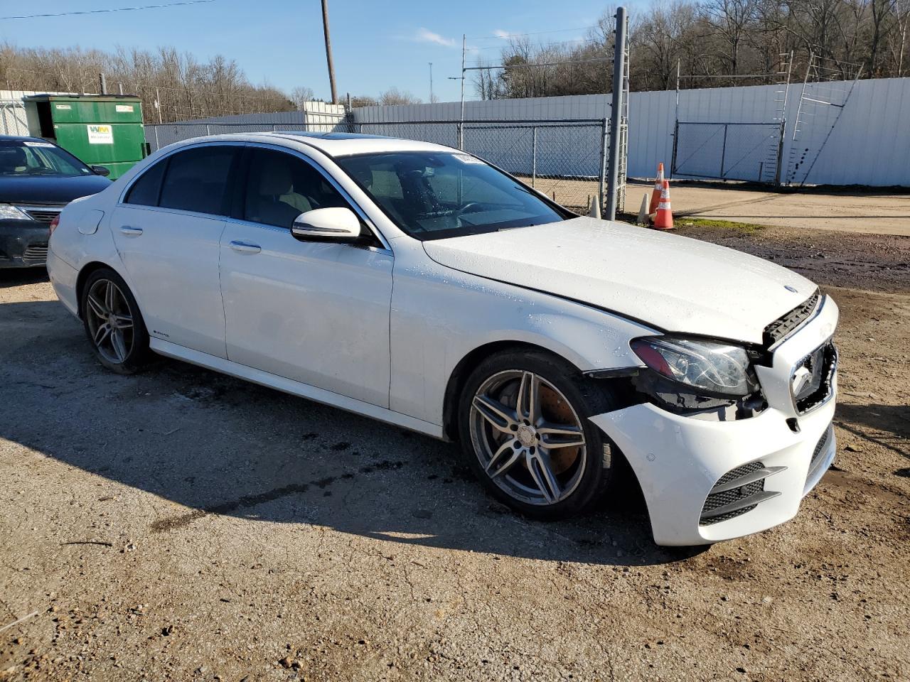 2017 Mercedes-Benz E 300 4Matic - Фото 4