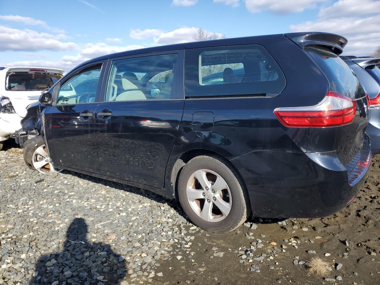 2016 Toyota Sienna - Фото 2