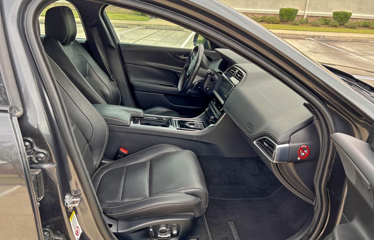 2019 Jaguar Xe S - Image 5