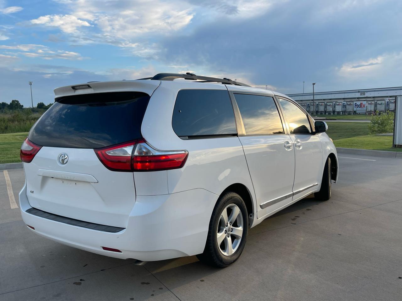 2015 Toyota Sienna Le - Image 4