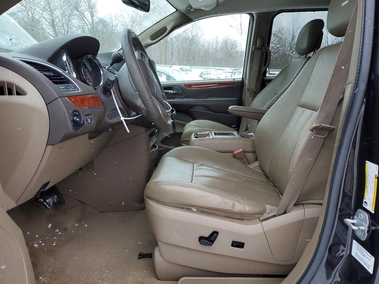 2014 Chrysler Town & Country Touring - Image 7