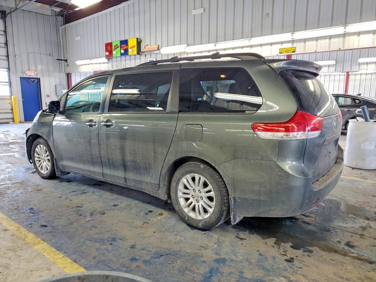 2014 Toyota Sienna Xle - Image 2