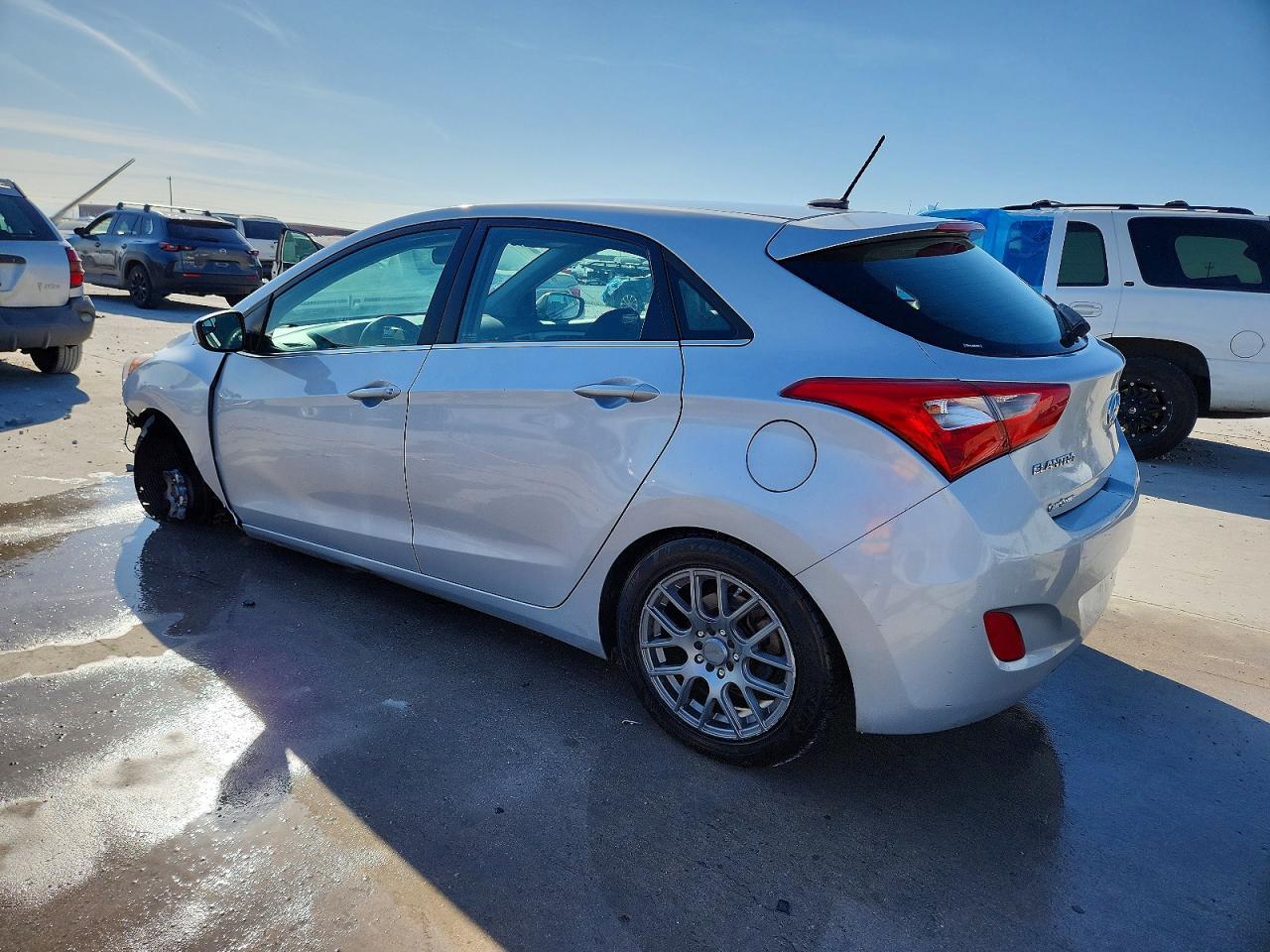 2017 Hyundai Elantra Gt Base - Image 2