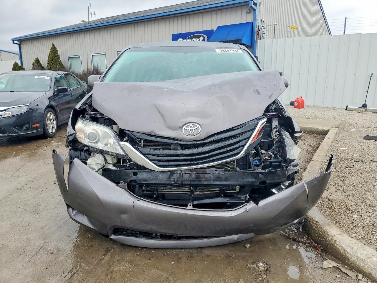 2013 Toyota Sienna Le 8-Passenger - Image 5