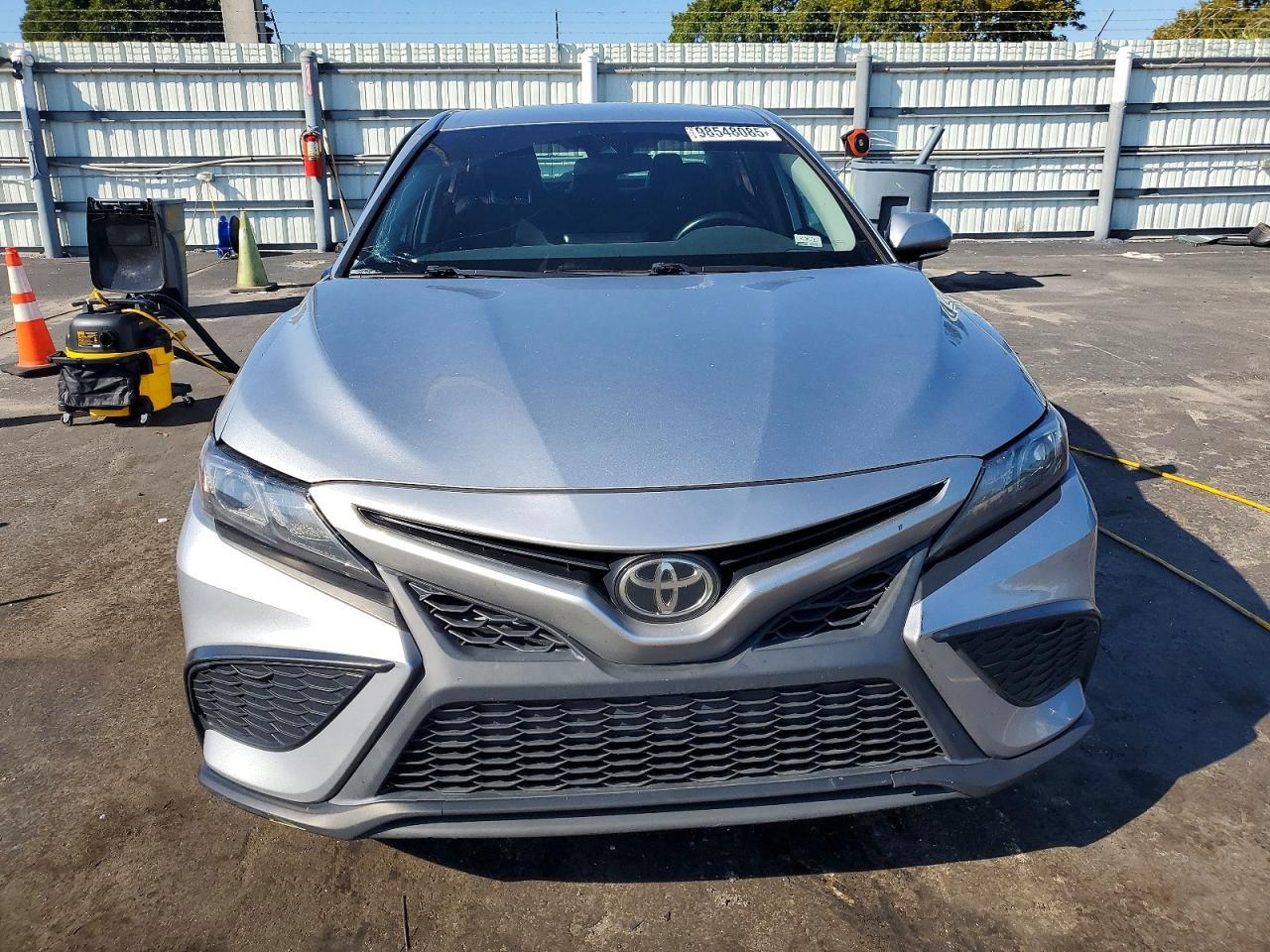2022 Toyota Camry Se - Image 5