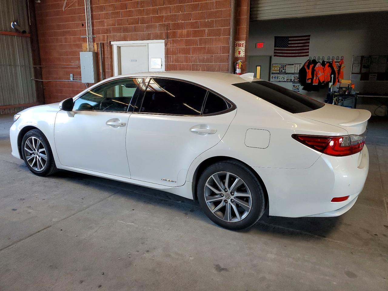 2016 Lexus Es 300H - Image 2