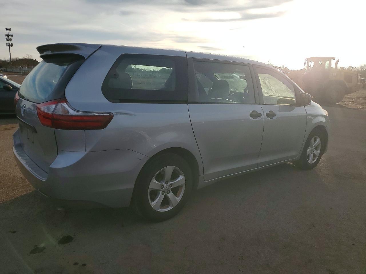 2015 Toyota Sienna - Image 3