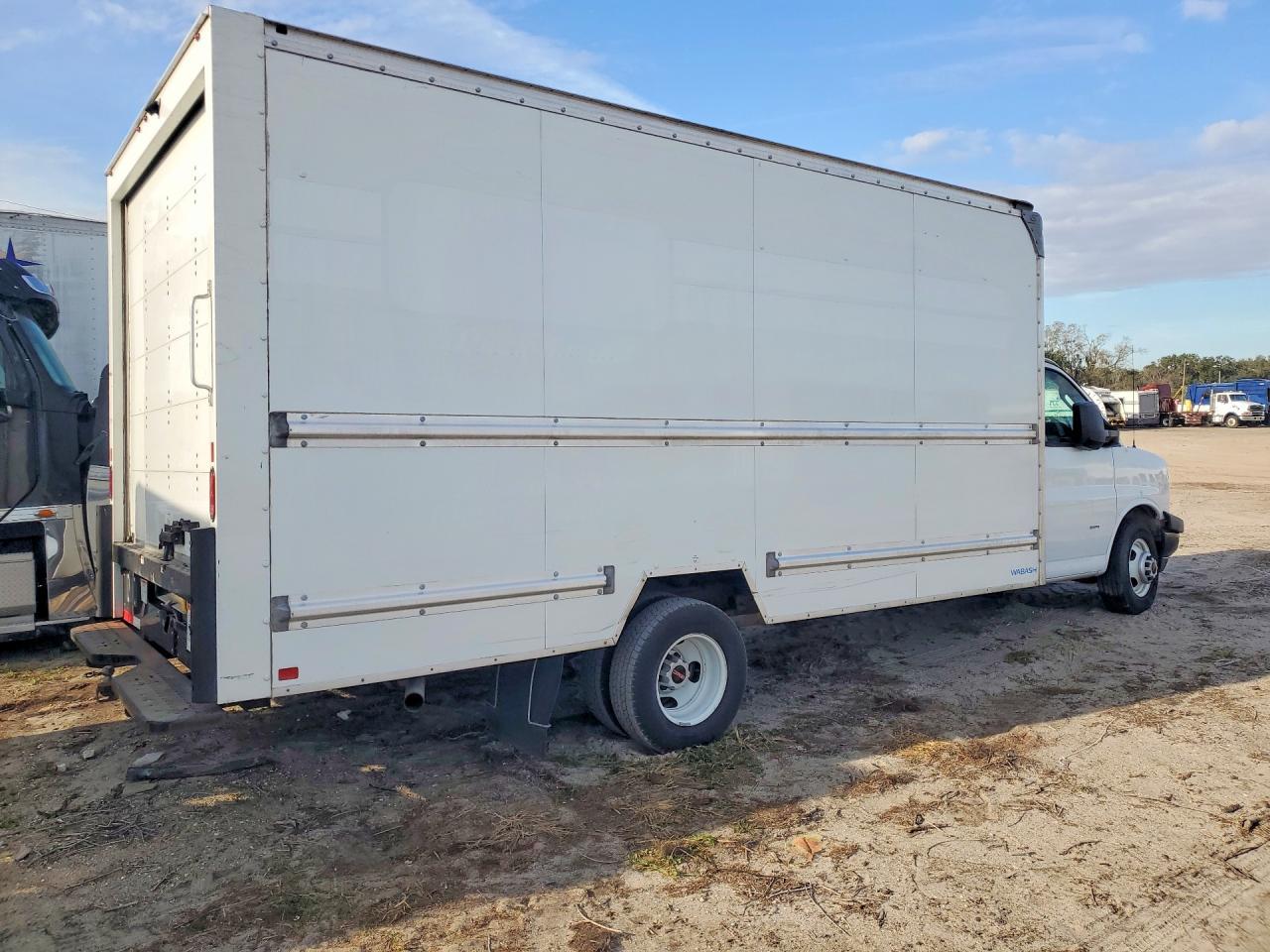 2022 GMC Savana G3500 - Box Truck ** Runs & Drives * Prior Fleet ** - Image 3