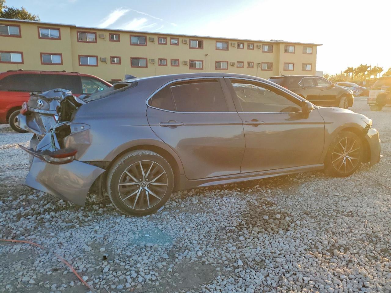 2022 Toyota Camry Se - Image 3