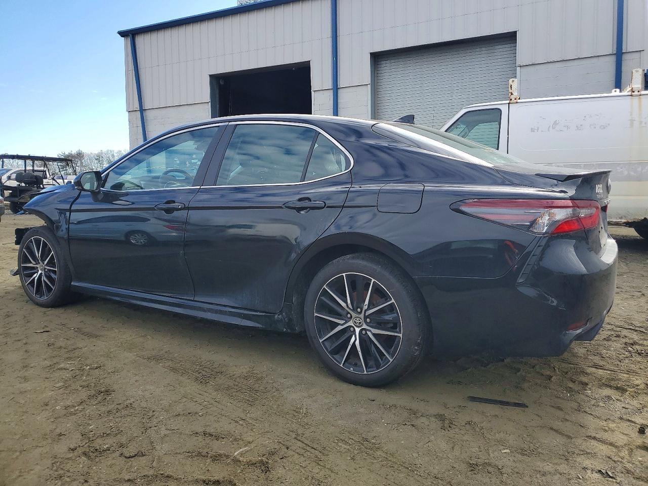 2023 Toyota Camry - Фото 2