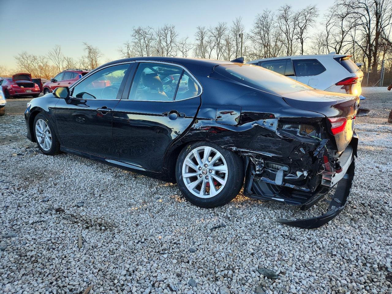 2021 Toyota Camry Le - Фото 2