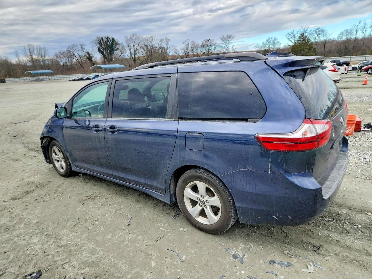 2018 Toyota Sienna Le - Image 2