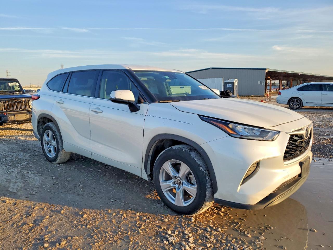 2020 Toyota Highlander L - Image 4