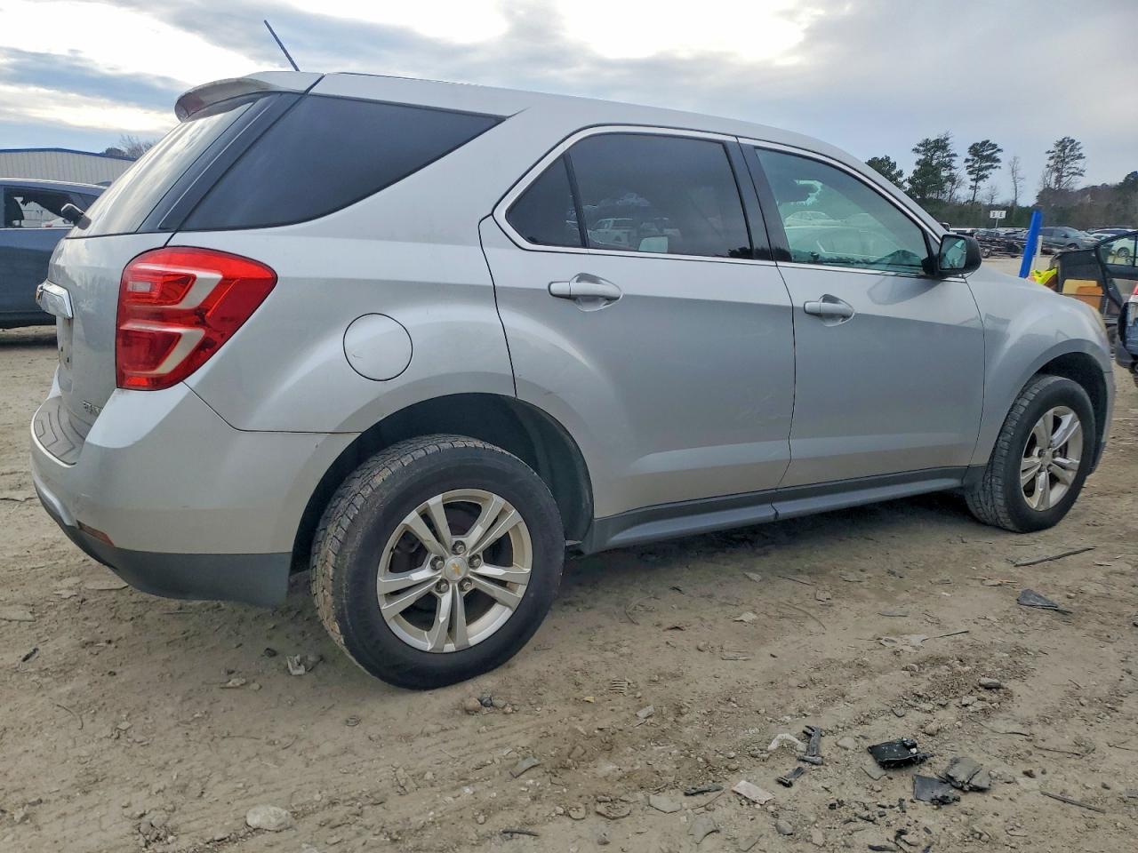 2016 Chevrolet Equinox Ls - Image 3