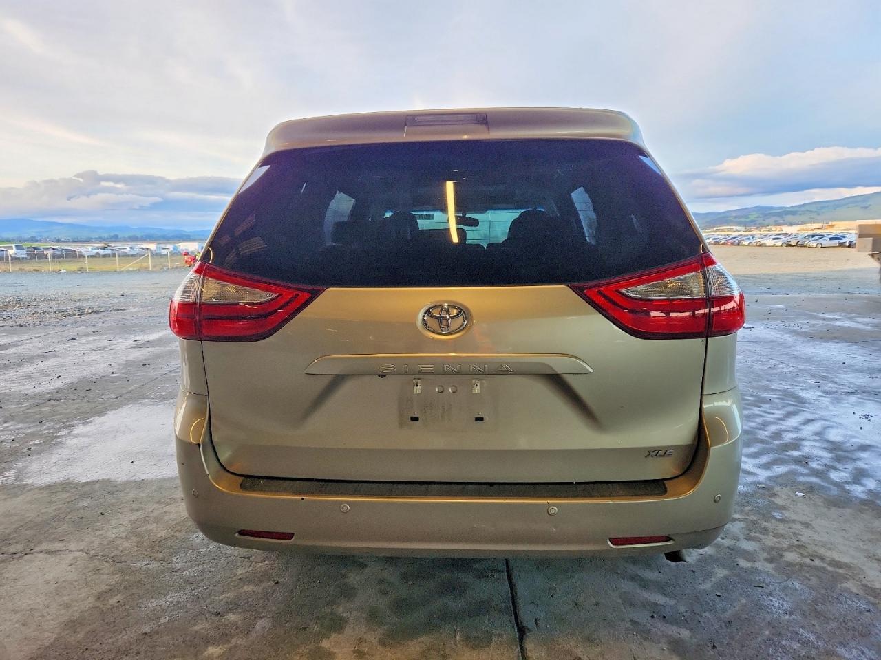 2015 Toyota Sienna Xle - Image 6