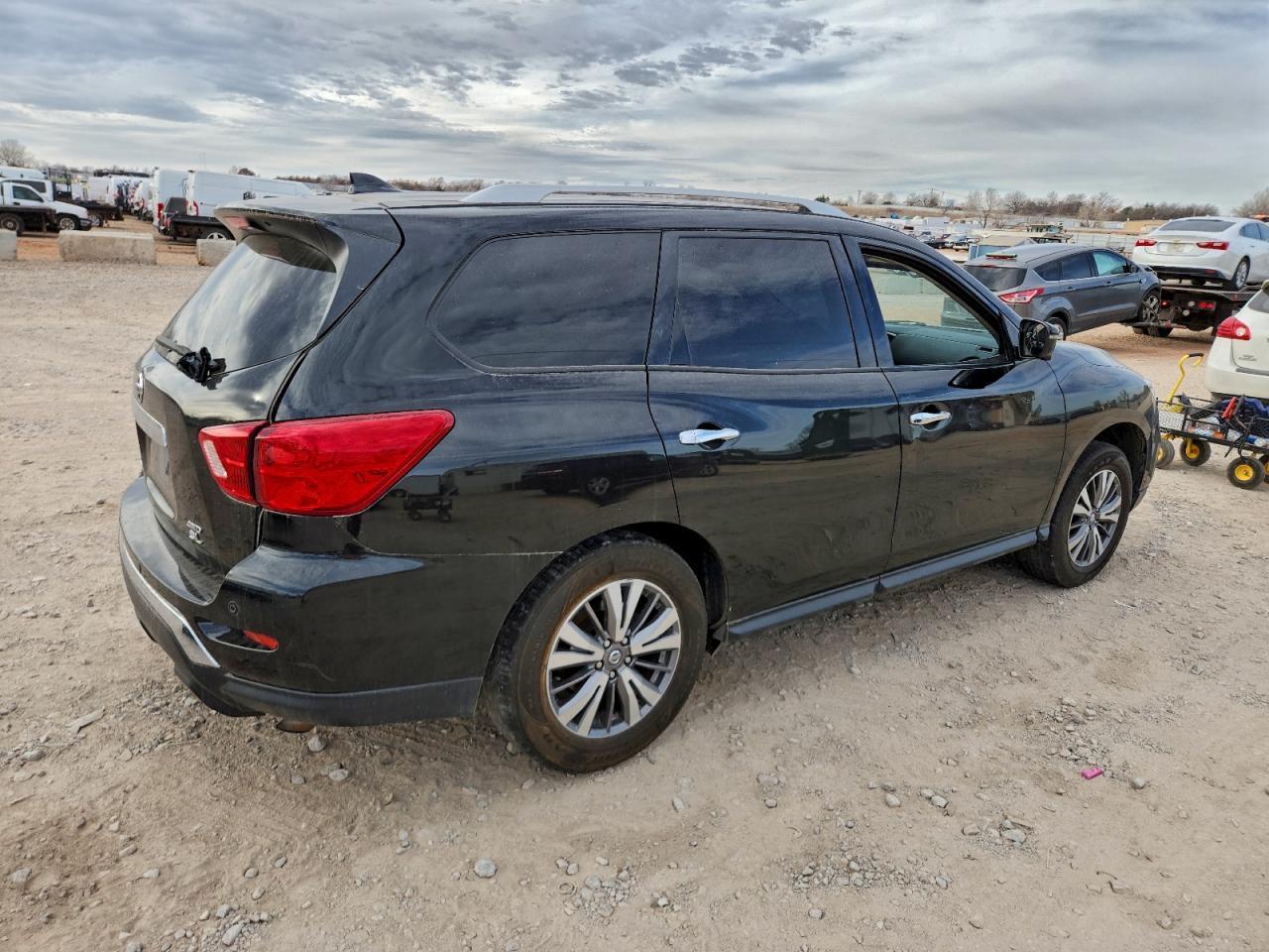 2019 Nissan Pathfinder S - Image 3